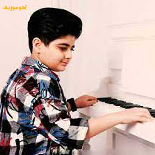 دانلود آهنگ ایلیا صباغ دسته ی گل به دستم بر سر راهت نشستم